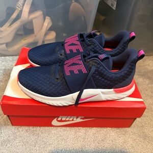 Nike Air Max Motion 2 in Navy and Red